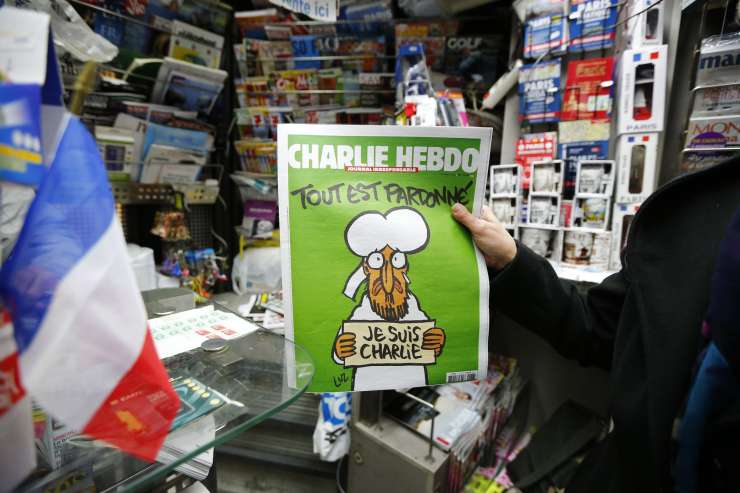 Nova številka Charlie Hebdoja z Mohamedom na naslovnici že pošla