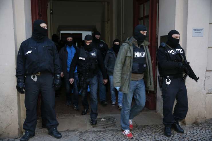 V Berlinu aretirana salafista, ki sta rekrutirala borce za Islamsko državo