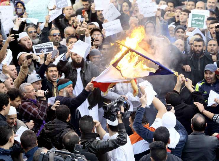Muslimani po svetu protestirali proti naslovnici Charlie Hebdoja