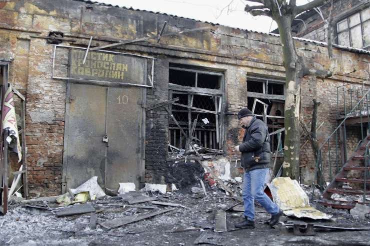 Spopadi na vzhodu Ukrajine terjali več kot deset smrtnih žrtev