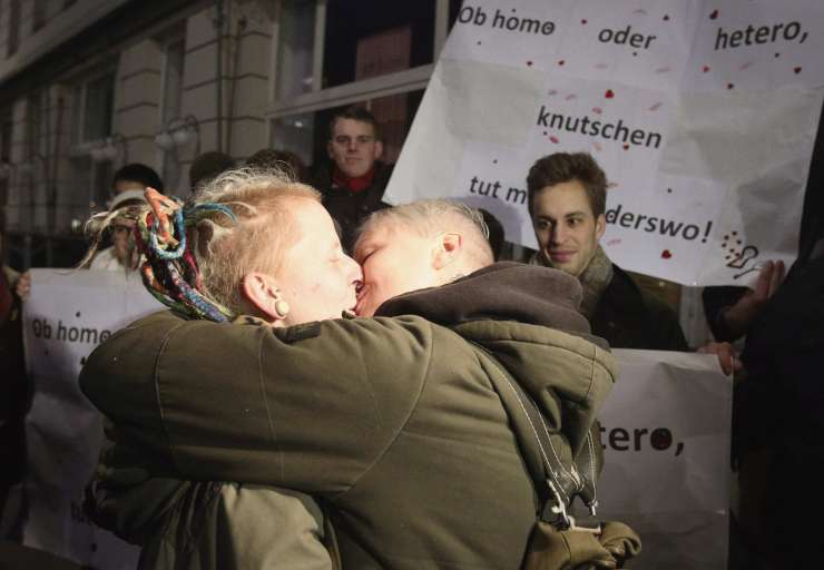 Na Dunaju protest za svobodo poljubljanja