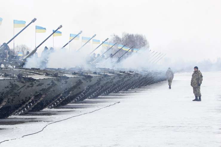 Ukrajinska vojska v spopade za letališče v Donecku poslala tanke