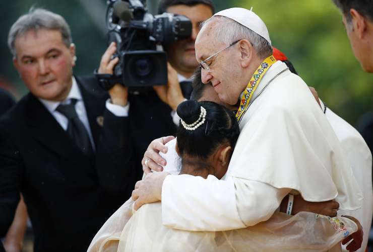 Papež z mašo v Manili končuje obisk na Filipinih