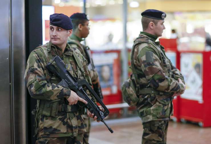 V Franciji zaradi načrtovanja napada aretirali pet Čečenov