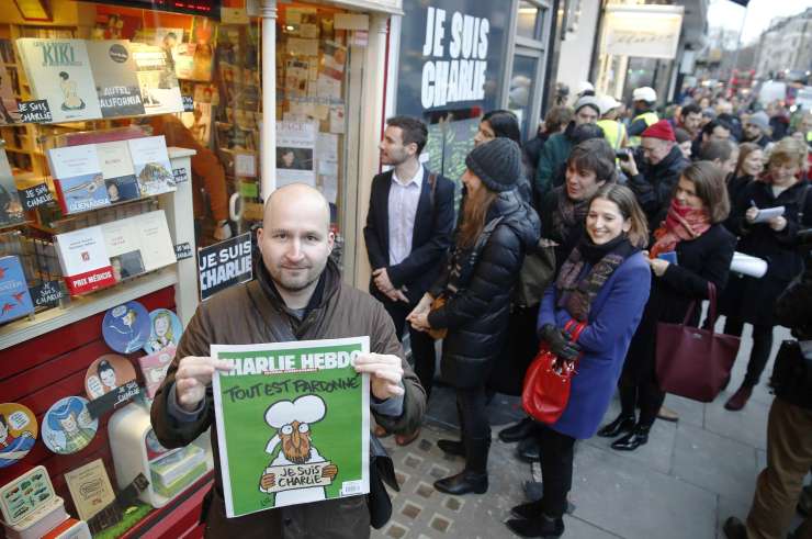 Charlie Hebdo se po terorističnem napadu koplje v denarju