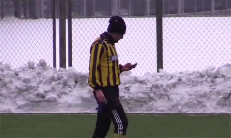 VIDEO: Ukrajinski nogometaš telefonira kar med tekmo