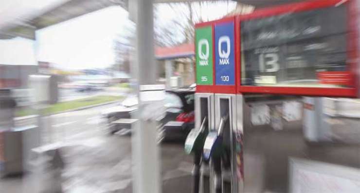Nadpovprečno drago gorivo: Slovenija je edina država EU, kjer cene bencina regulira država