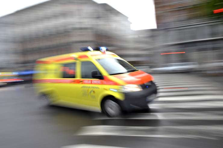 Na Celovški cesti v Ljubljani trčila reševalno in osebno vozilo