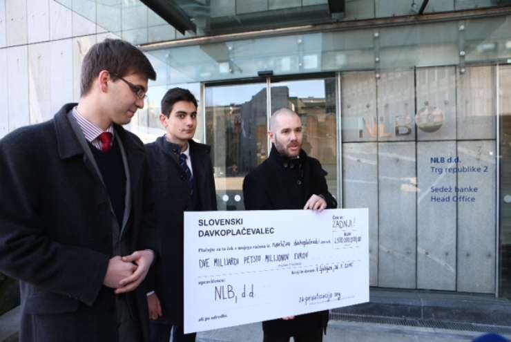 Pobudniki peticije Za privatizacijo poskušali odgovornim v NLB predati ček z donacijo