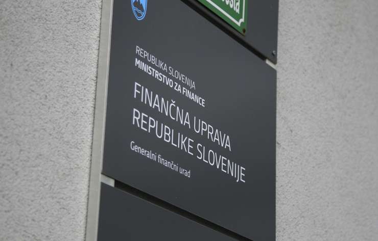 Napad na Furs! Moški z golf palico razbil vrata finančnega urada v Ljubljani