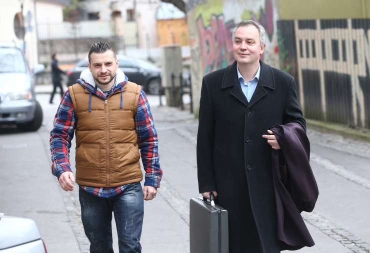 Sojenje fotoreporterju Božiču: Bratuškova ga je držala v rokah, ne na klopi!