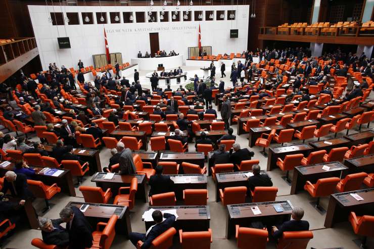 V turškem parlamentu izbruhnil pretep, ranjenih več poslancev