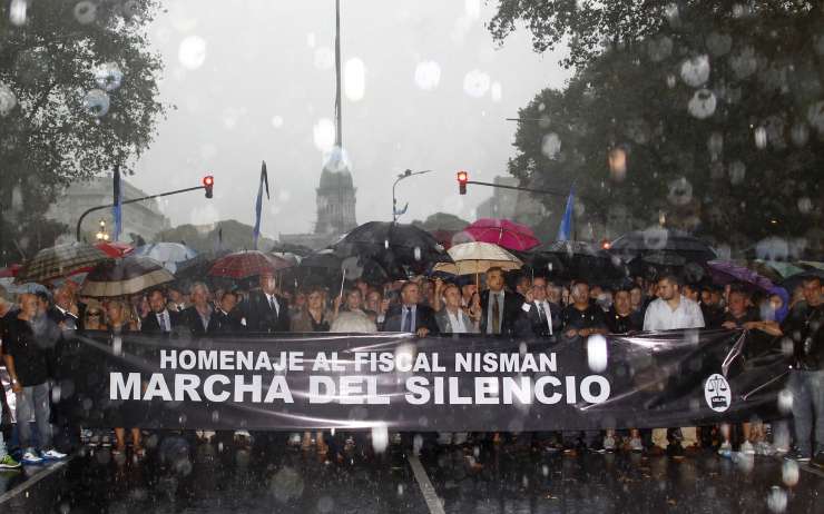 V Buenos Airesu zaradi smrti tožilca na ulicah več kot 400.000 ljudi; Kircherjeva zapustila prestolnico