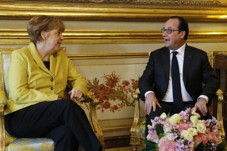 Hollande in Merklova za obstanek Grčije v območju evra