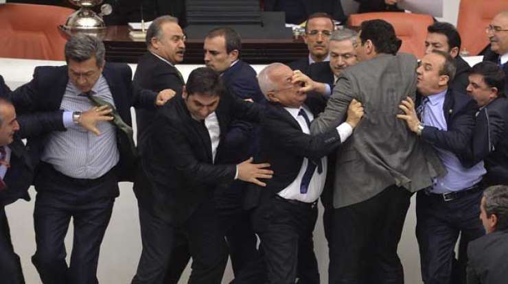 V turškem parlamentu so znova pele pesti