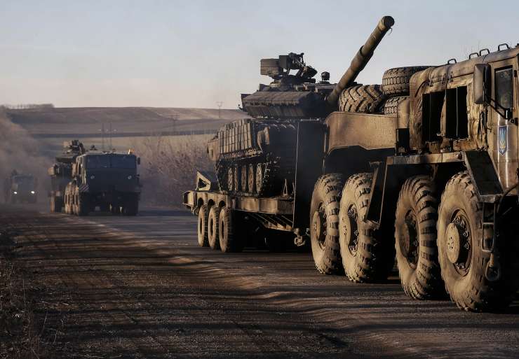 Vojska in separatisti na vzhodu Ukrajine umikajo težko orožje