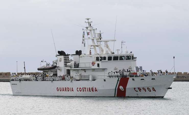 Italijanska obalna straža v strahu pred napadi zahteva orožje