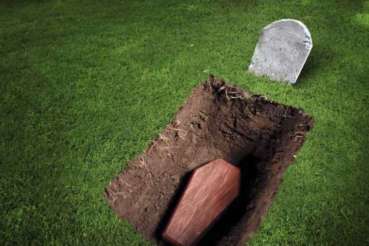 Pogrebnik iz Črnomlja doma hranil trupla pokojnikov, pogrebi ob praznih žarah