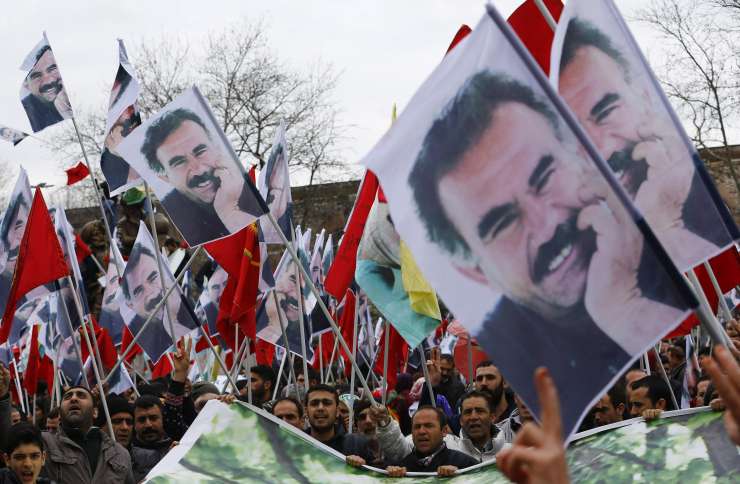 Vodja turških kurdskih upornikov Öcalan bi orožje zamenjal za demokratično politiko