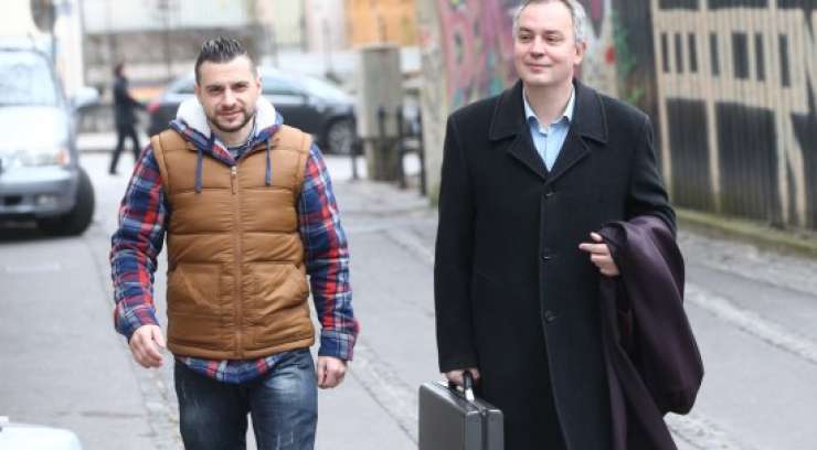 Pet mesecev zapora zaradi fotografije mobilnega telefona Alenke Bratušek