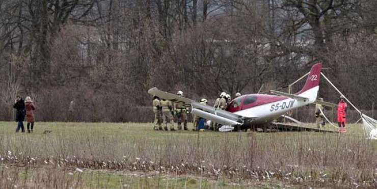 Letalo, ki je zasilno pristalo ob ljubljanski obvoznici, trčilo v napeljavo električnega daljnovoda