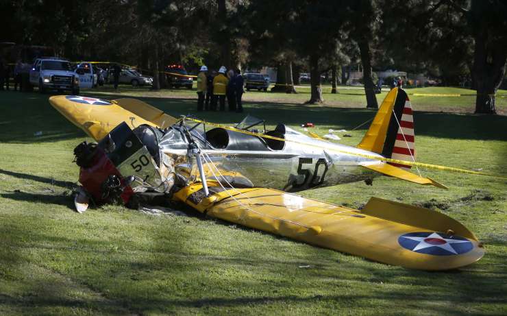 Harrison Ford z letalom strmoglavil na golf igrišče in se poškodoval