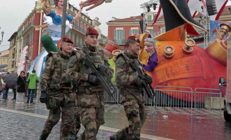 V Franciji na ulicah do poletja ostaja 10.000 vojakov