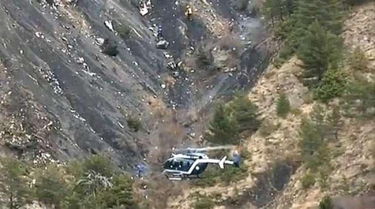Merklova in Rajoy na prizorišče nesreče nemškega letala