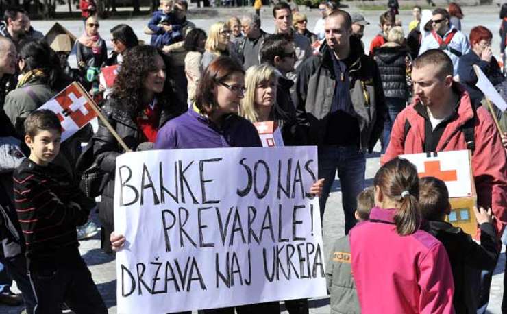 Protestniki zaradi težav s posojili v frankih zahtevajo ukrepanje Banke Slovenije