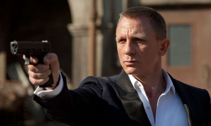 Daniel Craig moral med snemanjem Jamesa Bonda na operacijo kolena