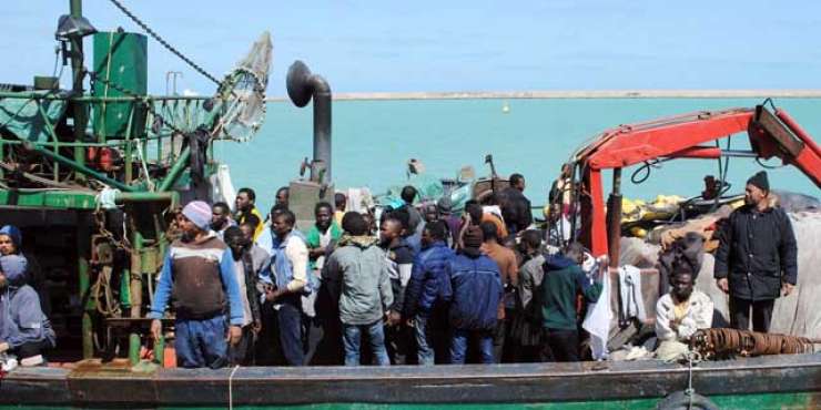 Pred obalo Libije naj bi umrlo 400 migrantov