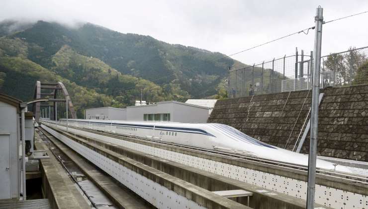 Japonski magnetni vlak s prek 600 kilometrov na uro do novega rekorda
