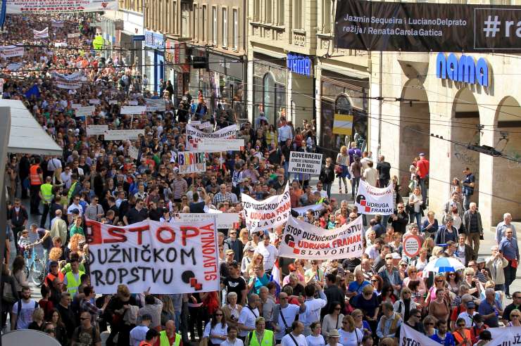 Na protestih posojilojemalcev v švicarskih frankih v Zagrebu več tisoč ljudi
