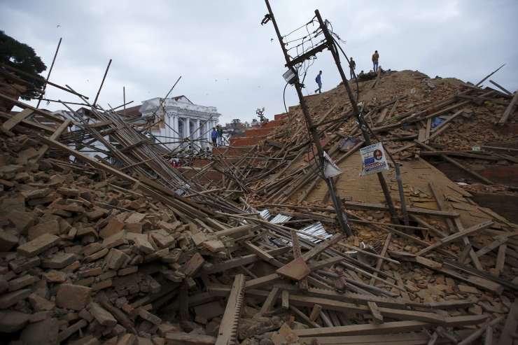 Nepalski premier po potresu svet poziva k pomoči žrtvam, število mrtvih še kar narašča