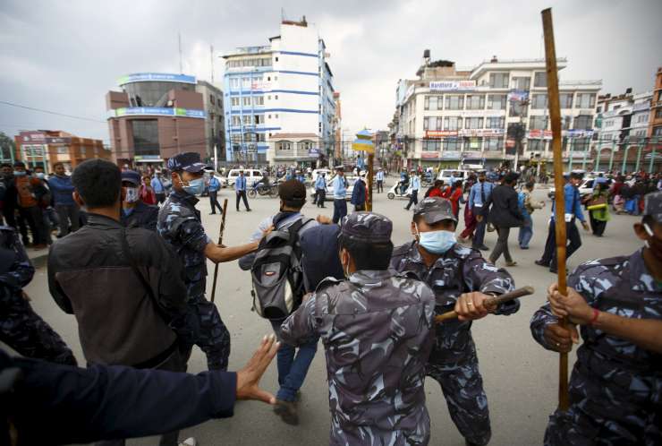 Policija v Nepalu posredovala proti jeznim preživelim potresa