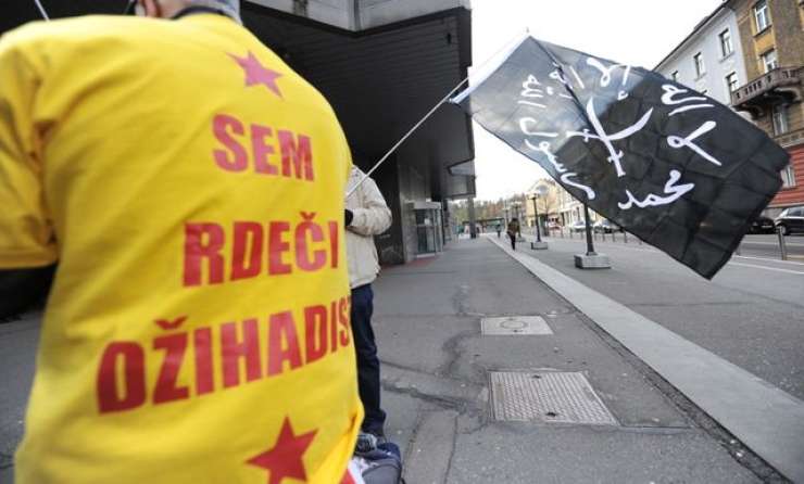 Levičarska provokacija sredi Ljubljane: "Rdeči džihadist" mahal z islamsko zastavo