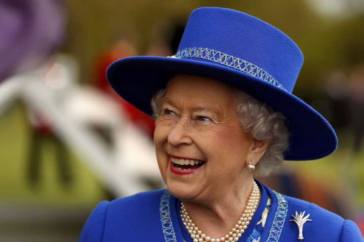Britanska kraljica prvič obiskala pravnukinjo