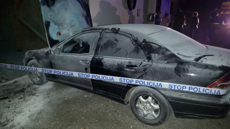 Policija: avtomobil na Leljakovem dvorišču zagorel zaradi tehnične napake