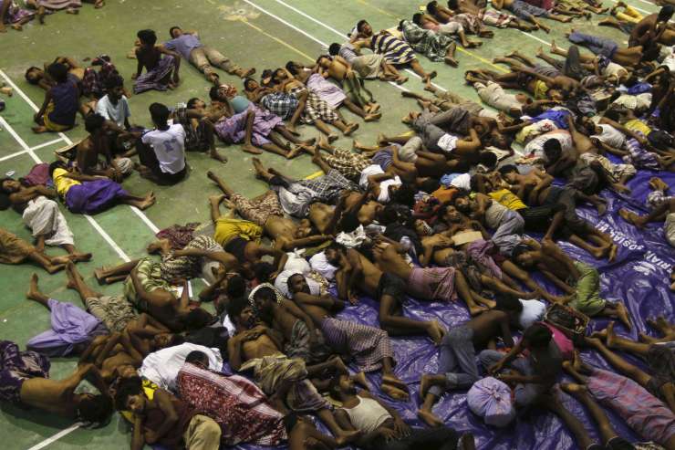 Na morju jugovzhodne Azije  okrog 8000 migrantov prepuščenih usodi