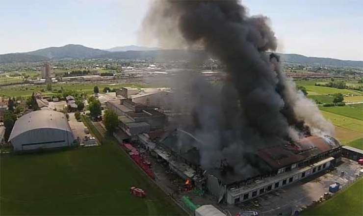 V Ljubljani gori Mercatorjevo skladišče; požar terjal smrtno žrtev