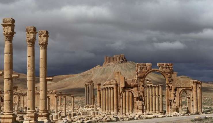 Islamska država naj bi povsem zavzela antično Palmiro