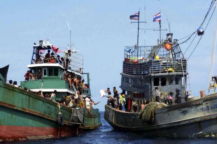 Malezija in Indonezija sta le začeli z reševanjem migrantov 