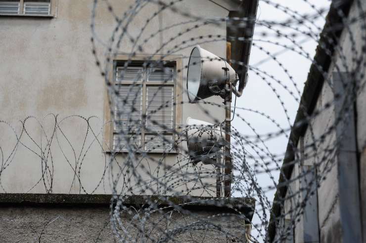 V slovenskih zaporih trenutno priprtih kar 100 tihotapcev ilegalnih migrantov
