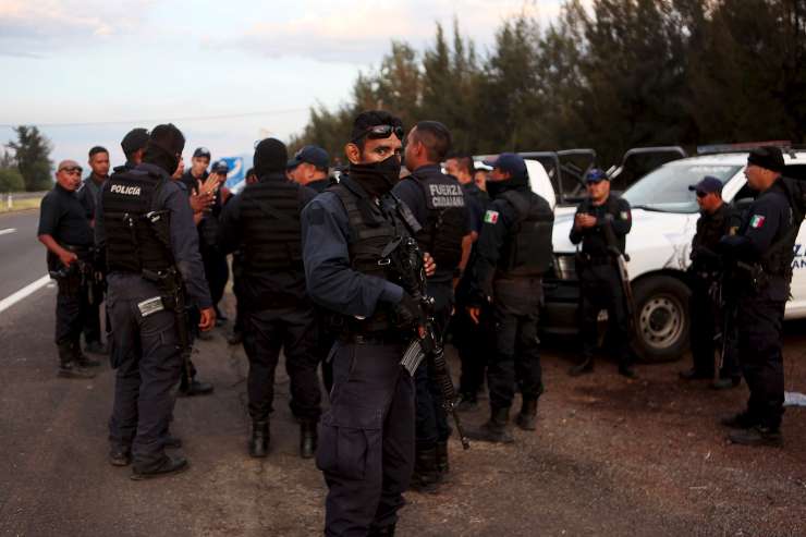 V streljanju med policijo in mamilarskim kartelom v Mehiki več deset mrtvih