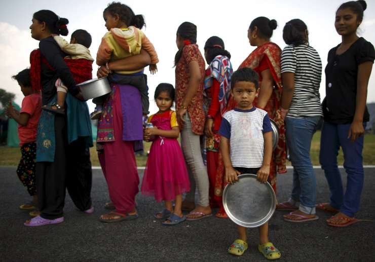 Mednarodne organizacije v Nepal pošiljajo neužitno hrano?