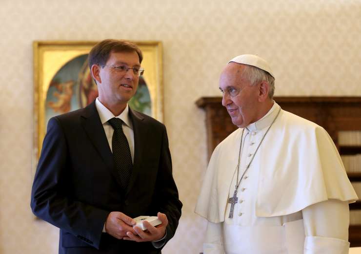 Papež Frančišek sprejel Cerarja; premier papeža vabi v Slovenijo