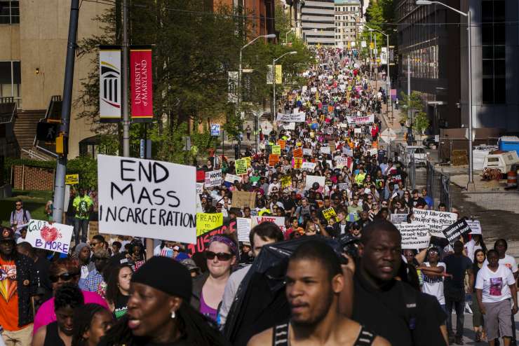 Baltimore po protestih doživlja porast nasilja