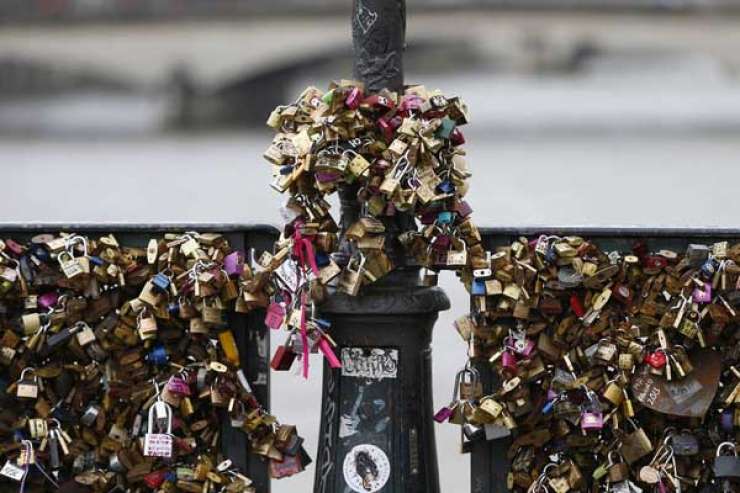 Pariški most kleca pod težo 45 ton "ključavnic ljubezni"
