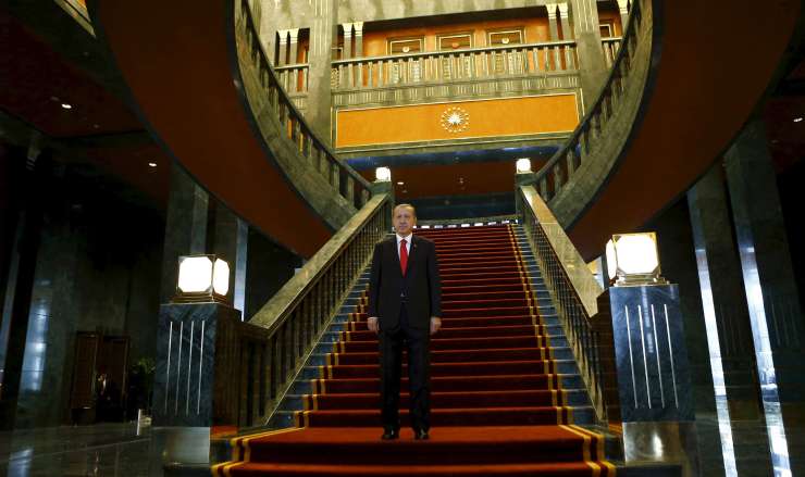 Erdogan se brani očitkov, da ima v predsedniški palači zlate straniščne školjke