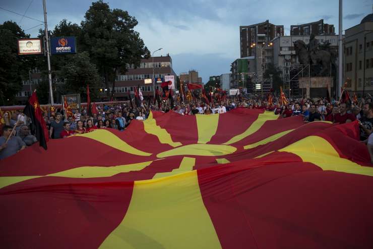 Makedonci gredo aprila 2016 na predčasne parlamentarne volitve